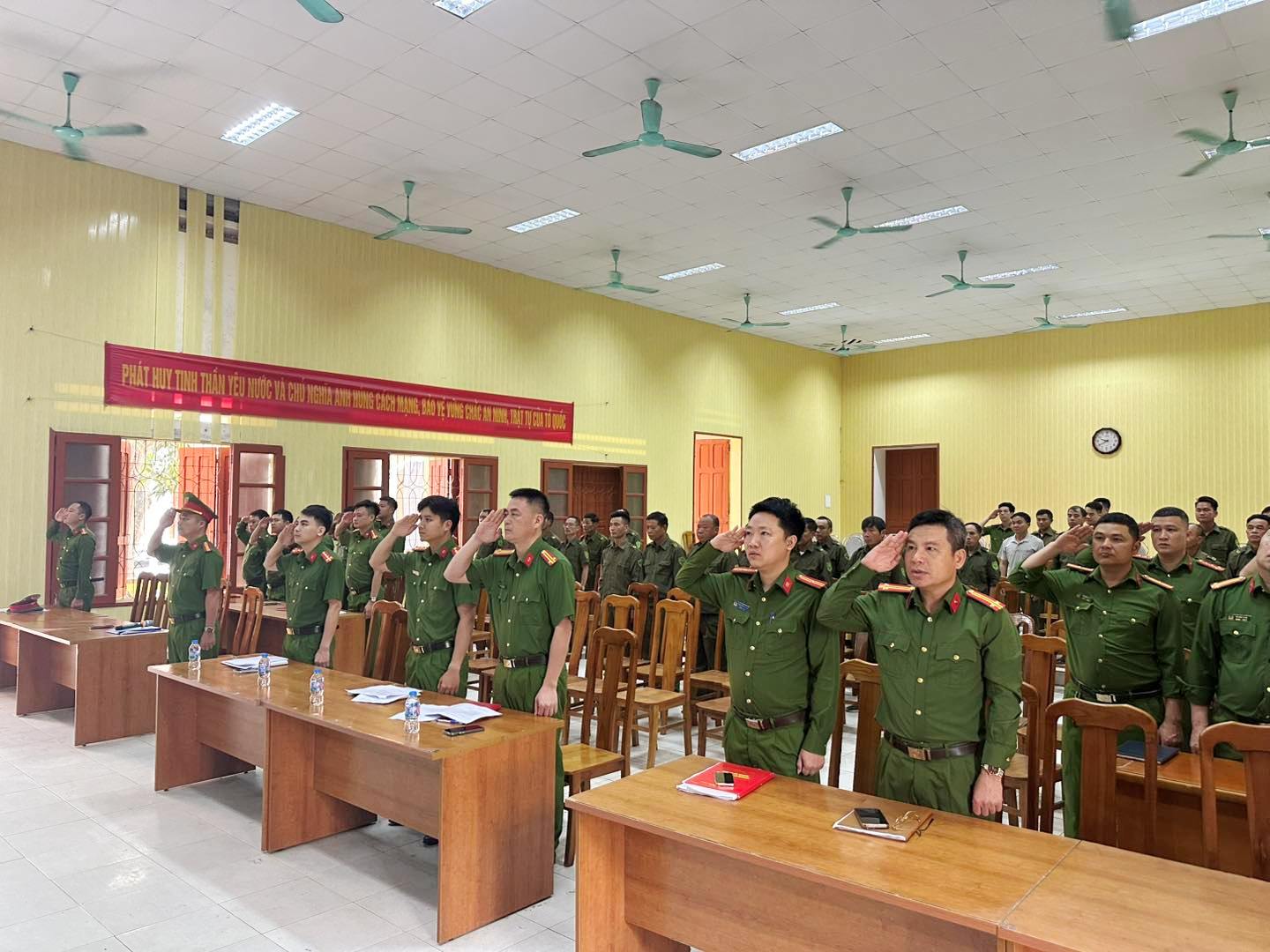 Công an xã Vĩnh Am tổ chức chào cờ, giao ban đánh giá công tác Quý I năm 2026